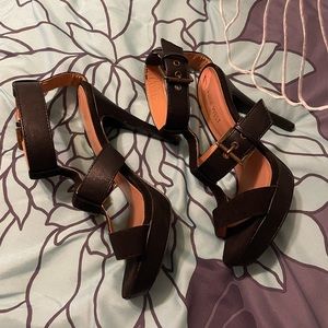 Black Nine West strapped sandals. Size 7.